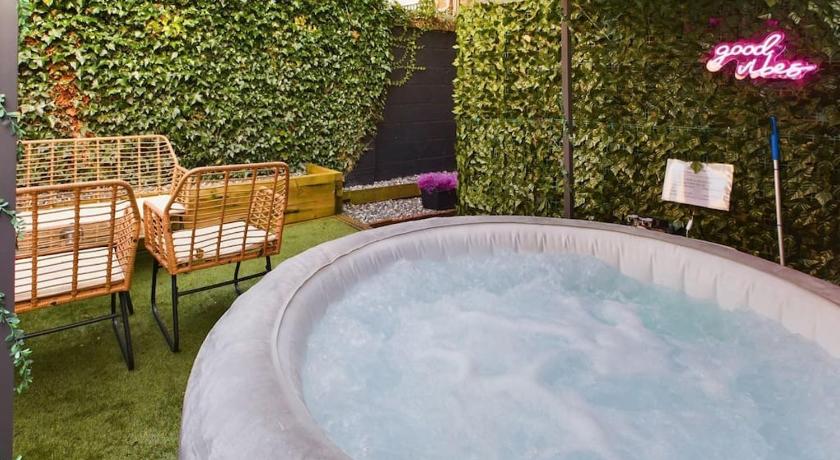 Stylish Maisonette with Hot Tub