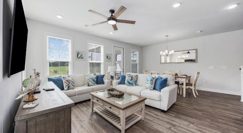 Golf-range View with Beach Shuttle - Sleeps 11 - Grill - Pool by myBeach Vacation Rentals