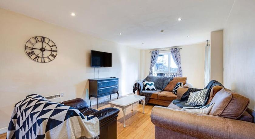 Luxury 2BR Apartment - Prime Location - Parking