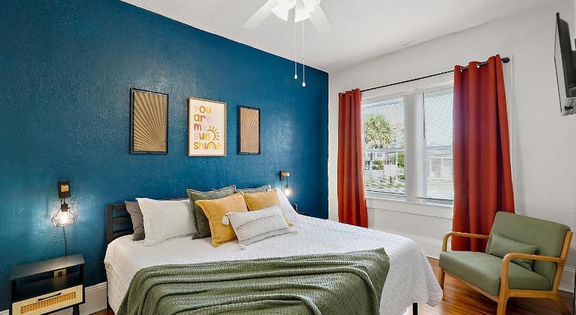 Downtown Den-King Bed~Heart of Eustis~Queen Sleeper~Upstairs~Bright & Happy