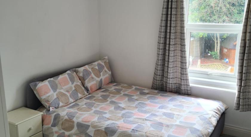 A private & beautiful bedroom with shared bathroom in the heart of Bournemouth