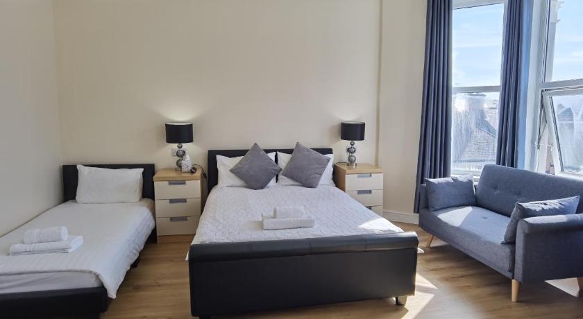Comfy 2 bedroom Apt in central location, Newly Refurbished
