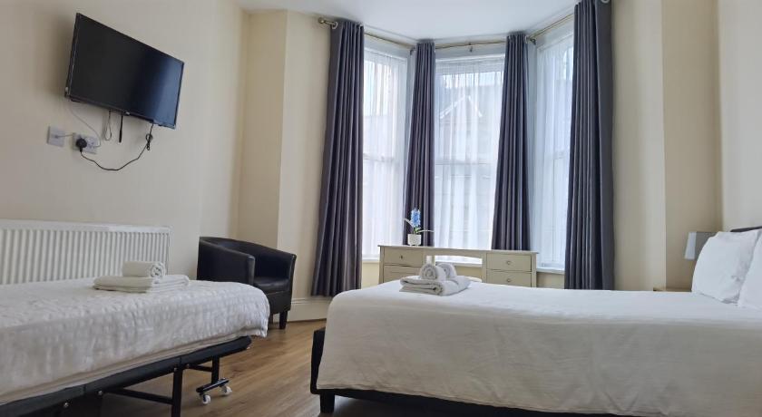 Entire 2 bedroom Apt in central location, Newly Refurbished