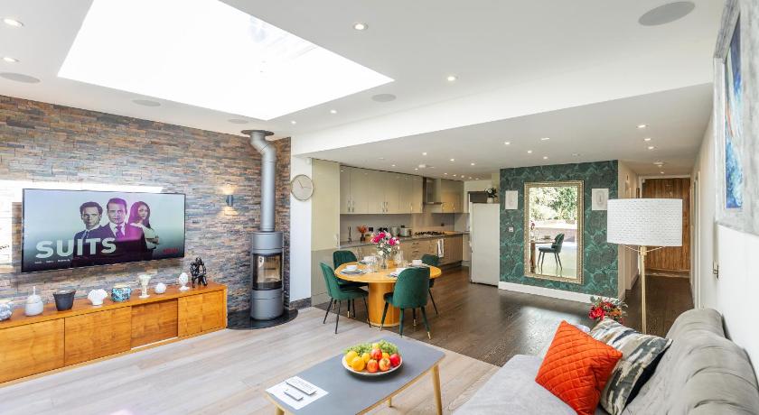 Apartment in Guildford with Parking