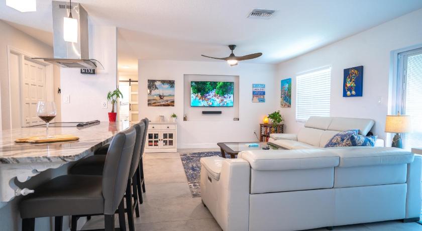 Modern 3 Bed House - Minutes to Downtown & Siesta Key - Pet Friendly