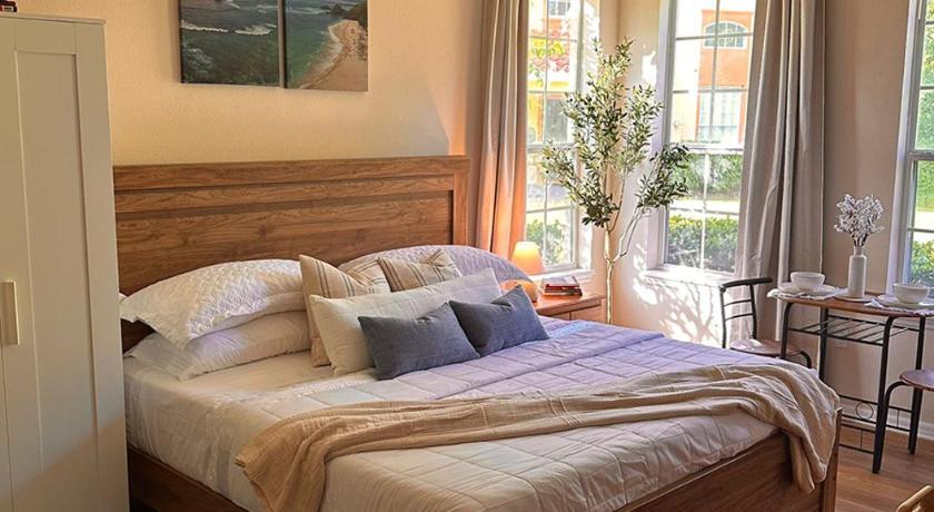 Modern Vacation Studio Minutes Away From The Parks
