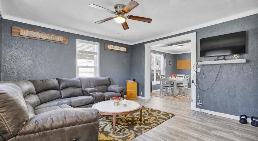 Spacious 3 Bedroom, 4Bed Cozy Home