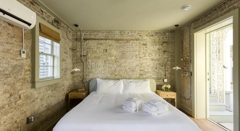 Historic B&B King Suite- Walk to King