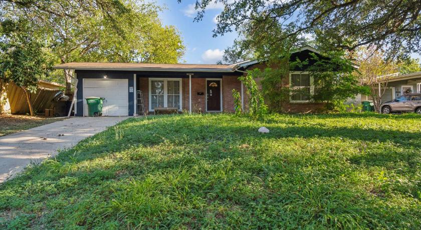 New King Bed 15 Mins from University Health