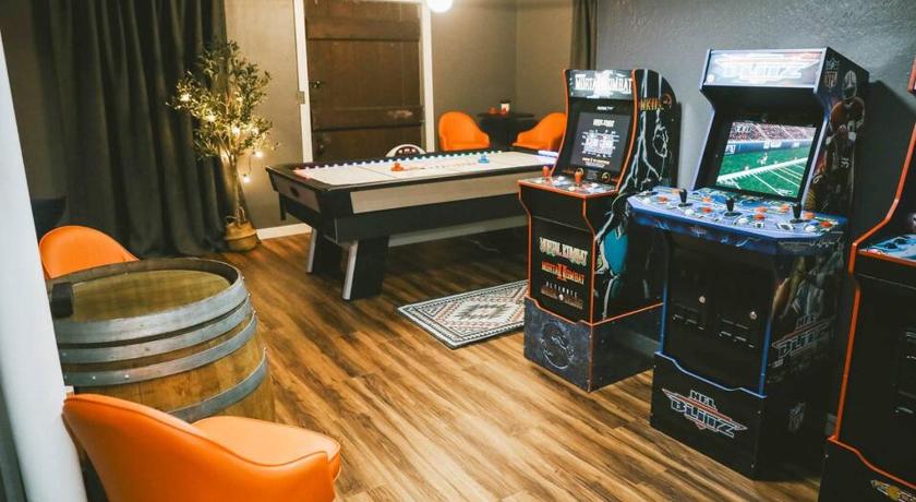Vibrant Forest Retreat - Game Room, Spa, Fire Pit - Sleeps10