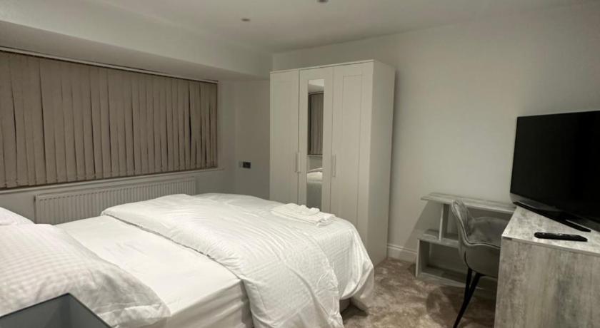 Modern Room in Cheshunt