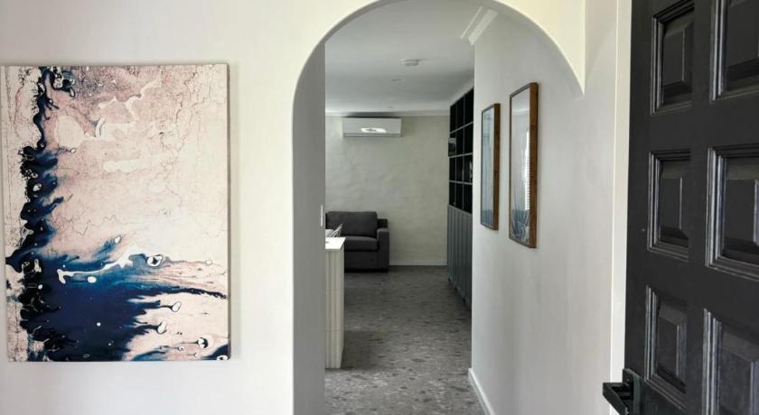 Versatile summer beach house or cosy winter retreat!