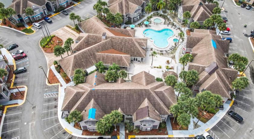 Be Our Guest! 1 Bedroom Condo Near Disney Parks!
