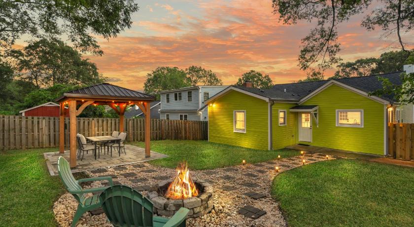 Stylish 4BR Haven: Serene Backyard and Fire Pit