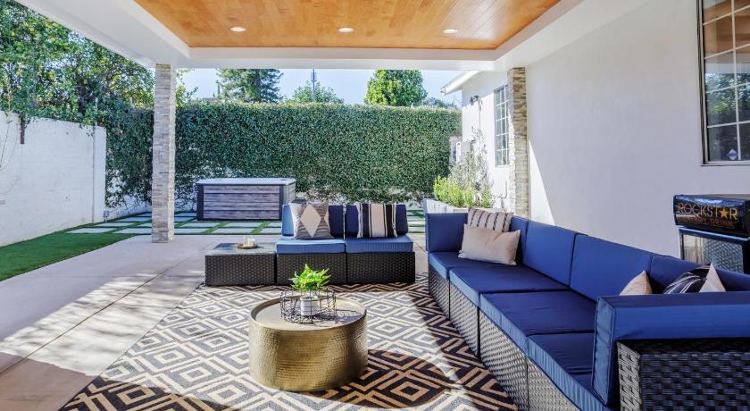 New 5 bed w/hot tub close to Universal sleeps 12