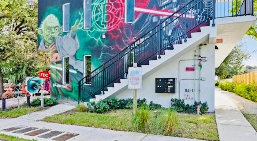 Atrium Hostel Design District