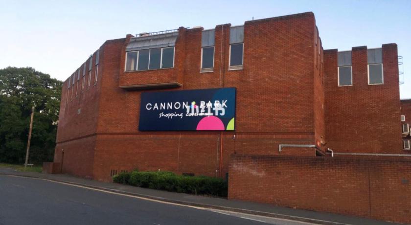 Double room in Cannon Park shopping center & free parking