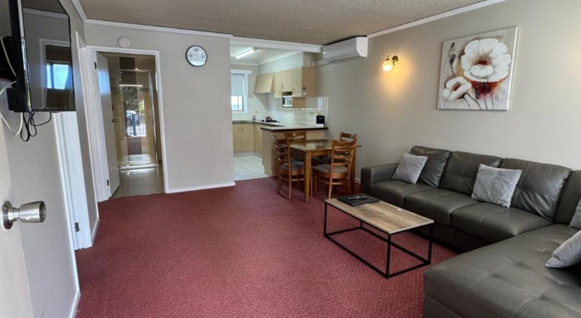 Blue Whale Motor Inn & Apartments