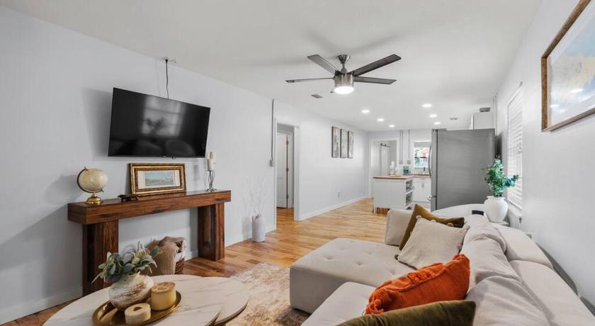 Nights of lights special rates, walking distance to down town, 3 bedroom cozy gem