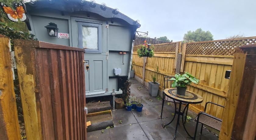 Blue bell Small but Cozy Shepherd's Hut