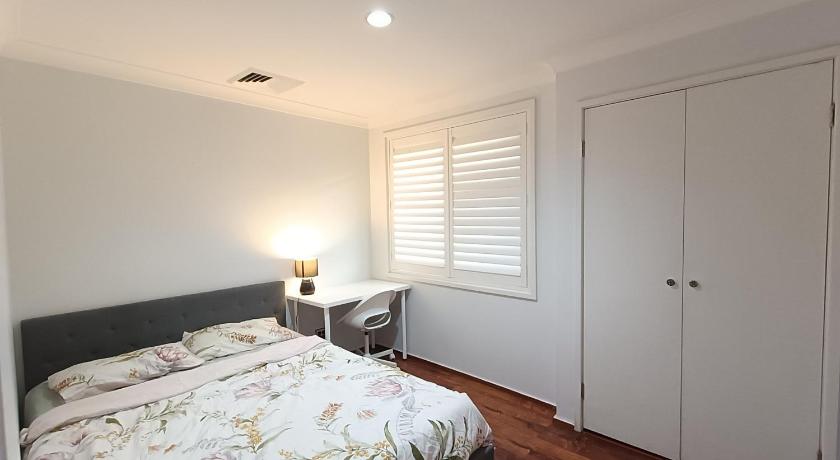 Peaceful Room in Modern Baulkham Hills Home - BH3