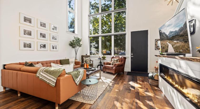 Lofty Pursuit - Downtown - Hot Tub - Momentary