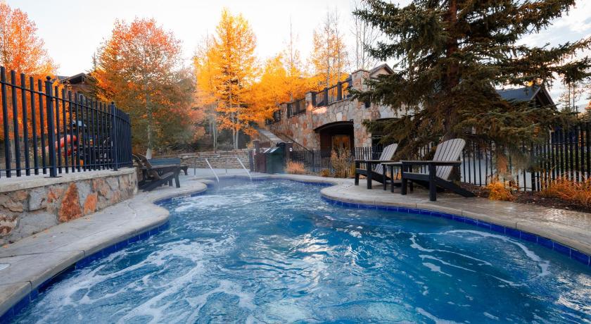 Ski in Ski out Resort Breckenridge 1BR 2Beds Parking, Resort Shuttle & Amenities