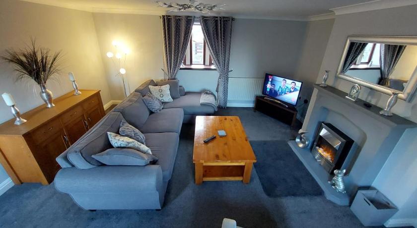 The Farm House Modern spacious 2 bedroom home at Tong road Leeds perfect for contractors free secure