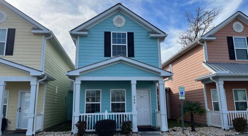 Newly Upgraded 2-BR Cottage, 2 Blocks To Beach