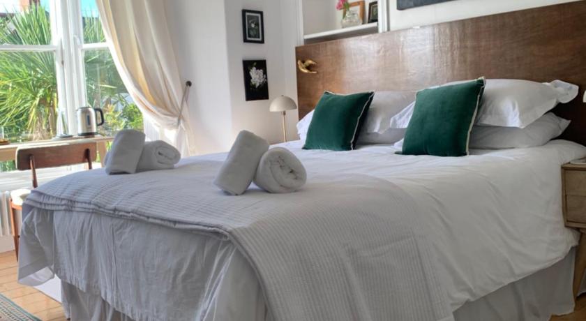 Chy Sabona - Front Room