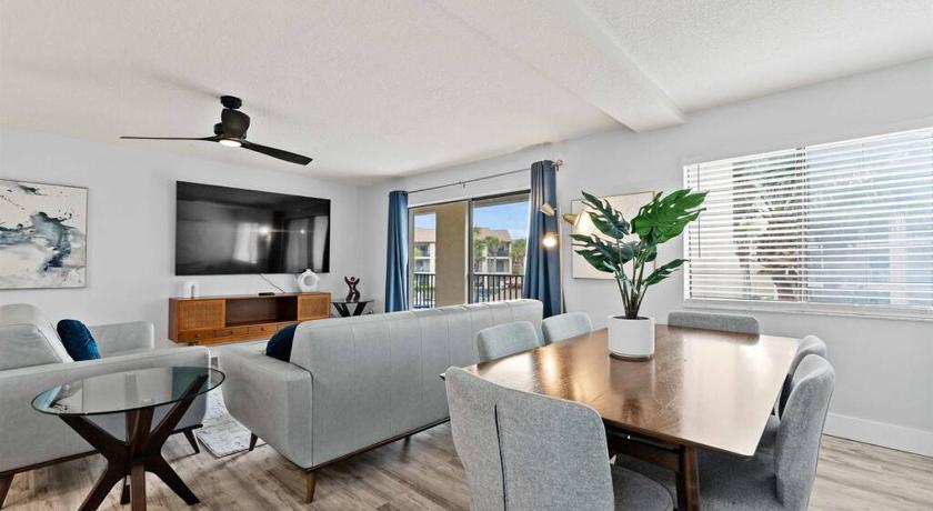 Beachfront resort Heated Pool 3King beds 85in TV BBQ
