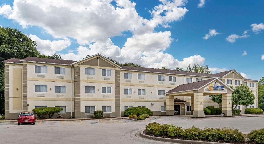 Comfort Inn & Suites East Moline near I-80
