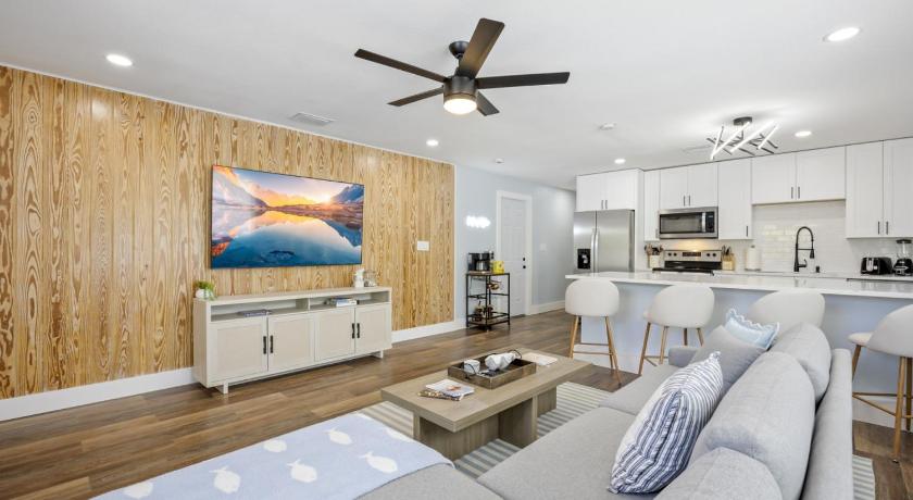 The Shark Tank Cocoa Beach - Coastal Modern, Downtown, 5-Min Walk to Beach, Shops & Bars