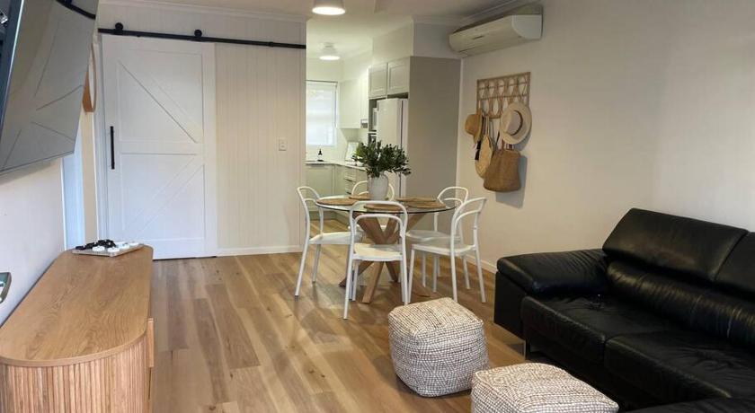 'Rocks Retreat' - Dunbar Court Unit 2 - Renovated & Centrally Located