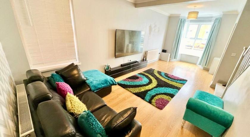 Lovely Spacious Room near Train Station and University