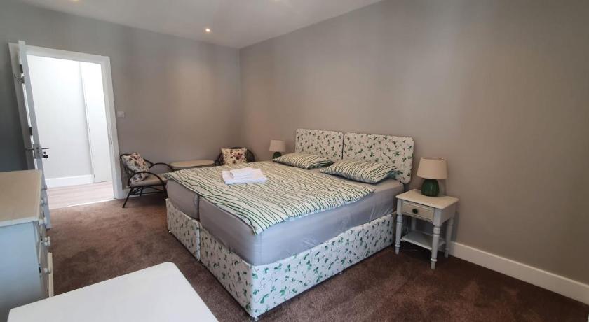 Place to Stay in Thames Ditton
