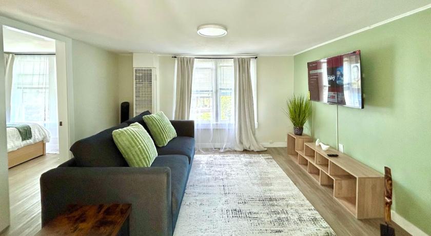 Charming & Bright Gem Prime Location Street Parking with AC