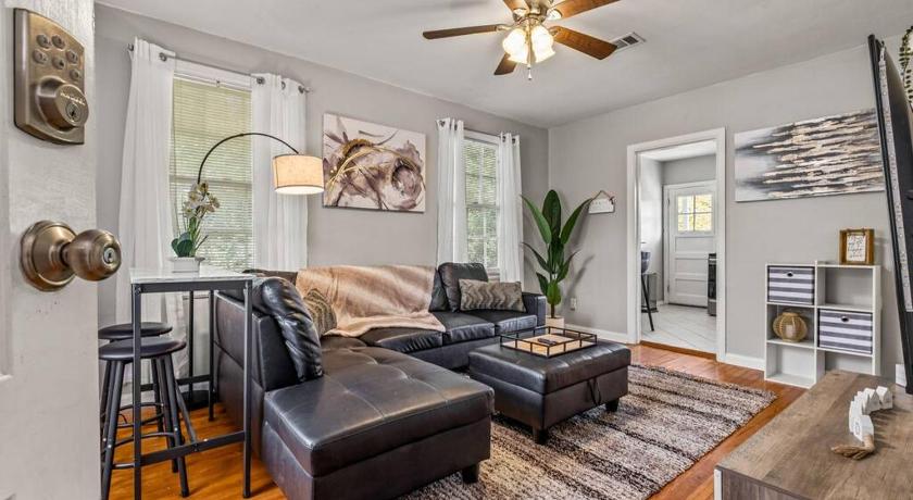 East Hill Retreat Near Beaches & Downtown