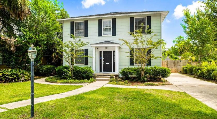 East Hill Manor with 2 Kitchens Near Beach & Downtwn