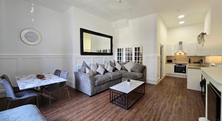 Two bedroom flat in Cardiff Bay with roof terrace