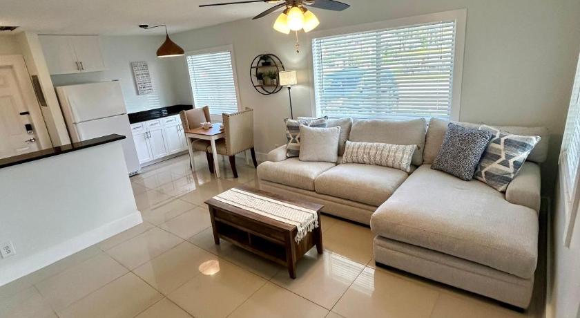 2 min walk to beach with free parking at Lauderdale 17-1