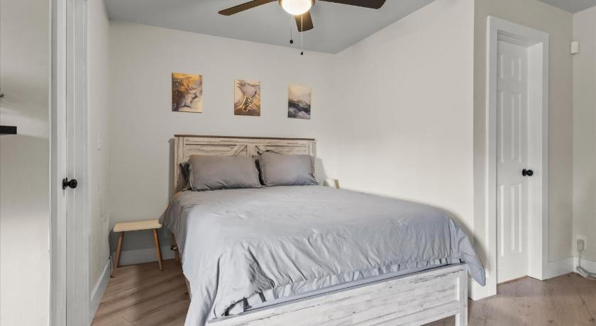 Queen Bed Modern Studio Apartment in Huntsville