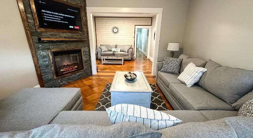 The Allen House - 3 Bedroom - 2 Full Bath - Private Gorgeous Apartment - Sleeps 8