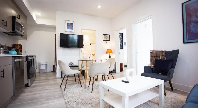 It's a Corner unit with cool City Skyline views!