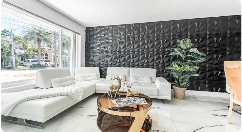 Amazing Home w Heated Pool 8 mins to the Beach