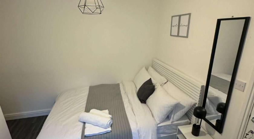Private Room - Ensuite Bathroom - Free Parking