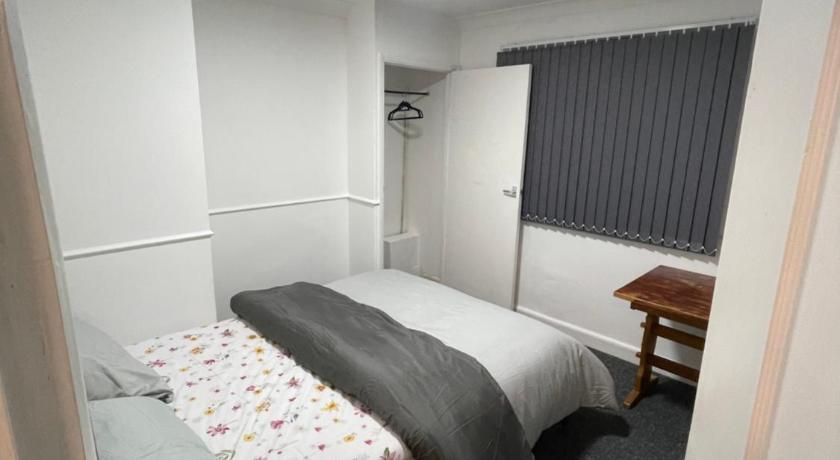 Beautiful En suite Double Room with toilet and washroom R3