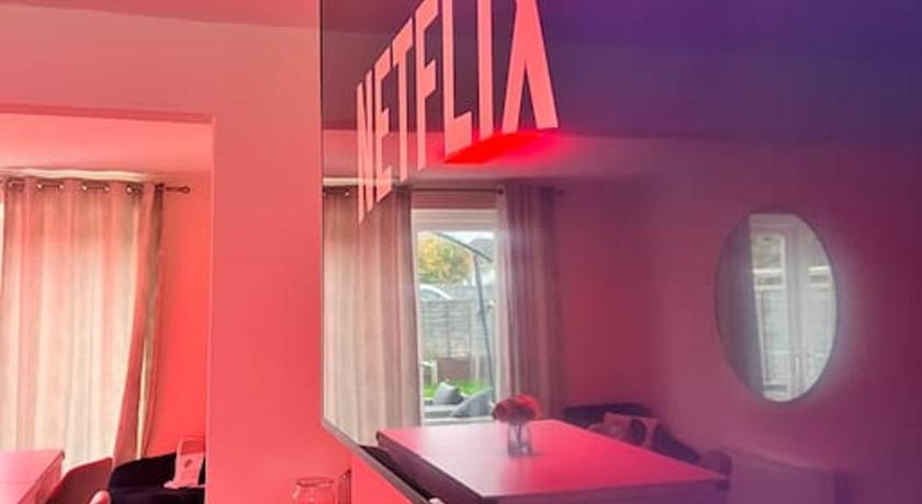 Wilton Retreat- Hot tub, Pool table, Parking