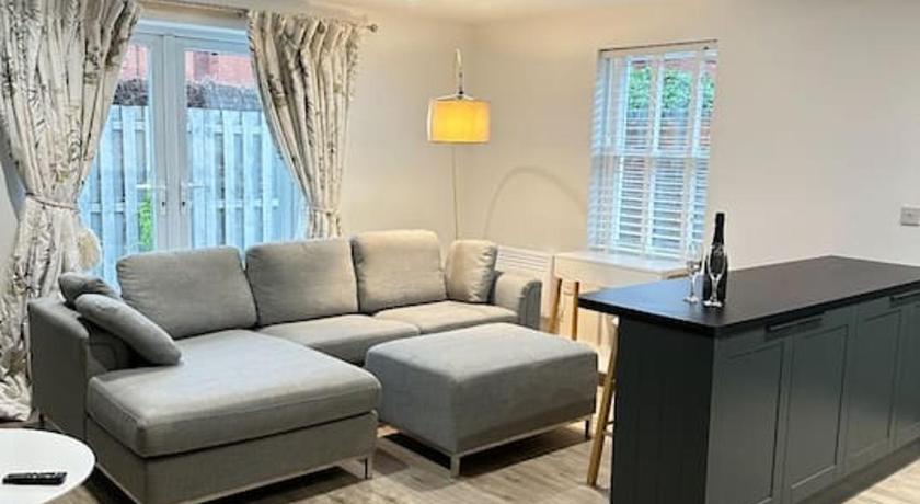 Gorgeous 2 bed apartment with free parking near, Sefton Park, Palm House, Lark Lane, Liverpool and E