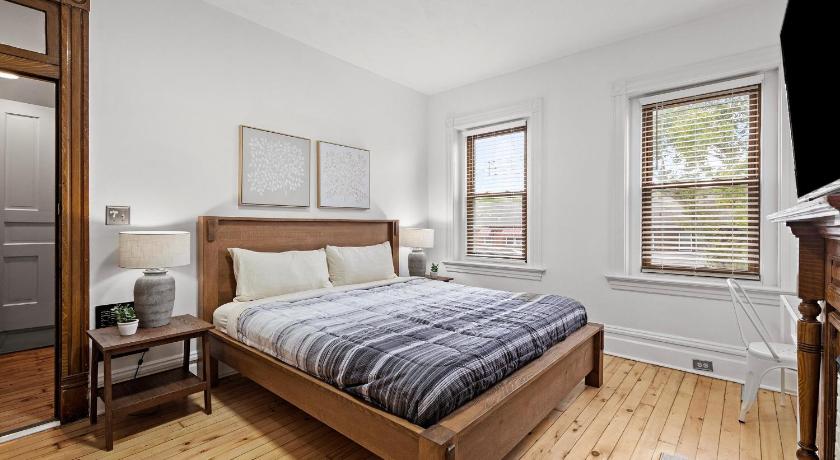 Oakland, Pittsburgh !C Bright and Stylish Private Bedroom with Shared Bathroom